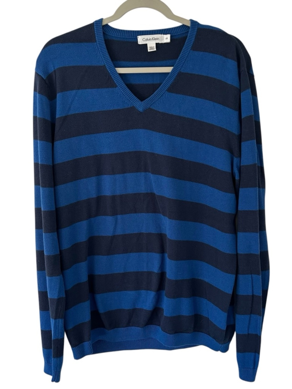 Blue Stripe Design Top Sweater Calvin Klein V-Neck Style Men’s Size Large Fit!